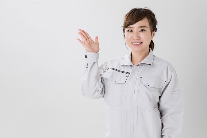 案内をする女性